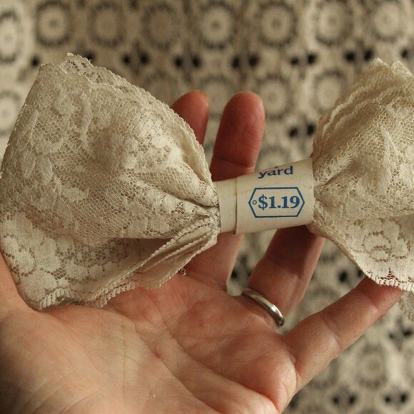 Vintage 1970s Wide Lace Trim, NOS Pale Beige Taupe Nylon 3.5" Wide, One Yard - Picture 9 of 11